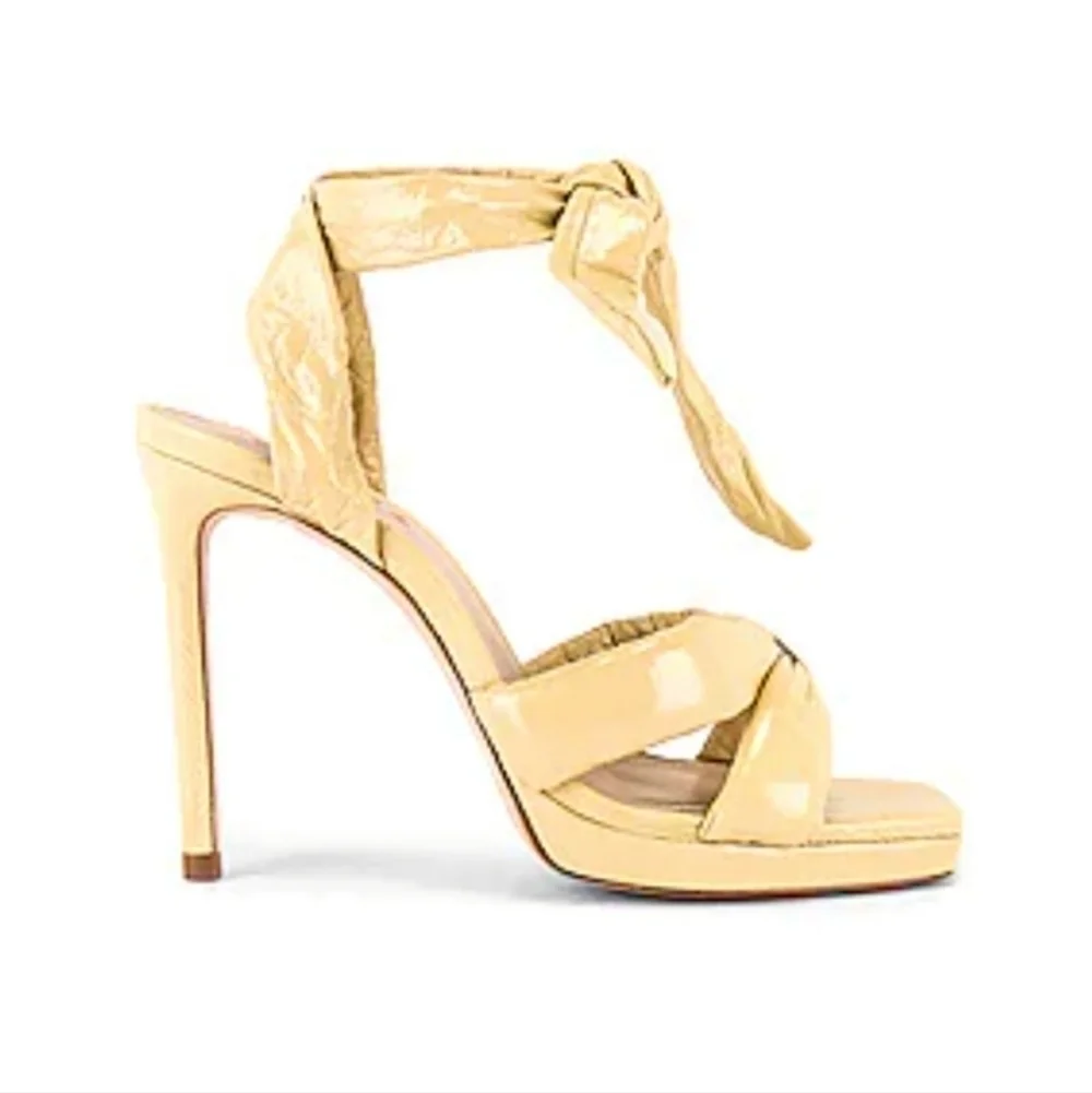 SCHUTZ Yale Pump in Almond Buff